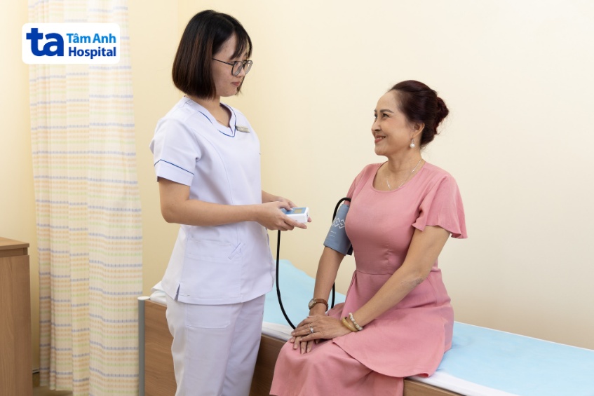 Điều dưỡng viên thực hiện đo huyết áp cho người bệnh tại Trung tâm Tim mạch, Bệnh viện Đa khoa Tâm Anh