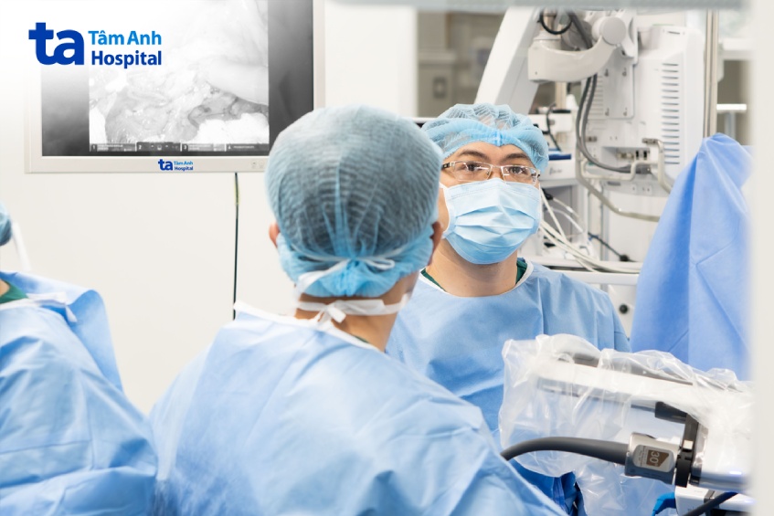 điều khiển cánh tay robot cắt khối u