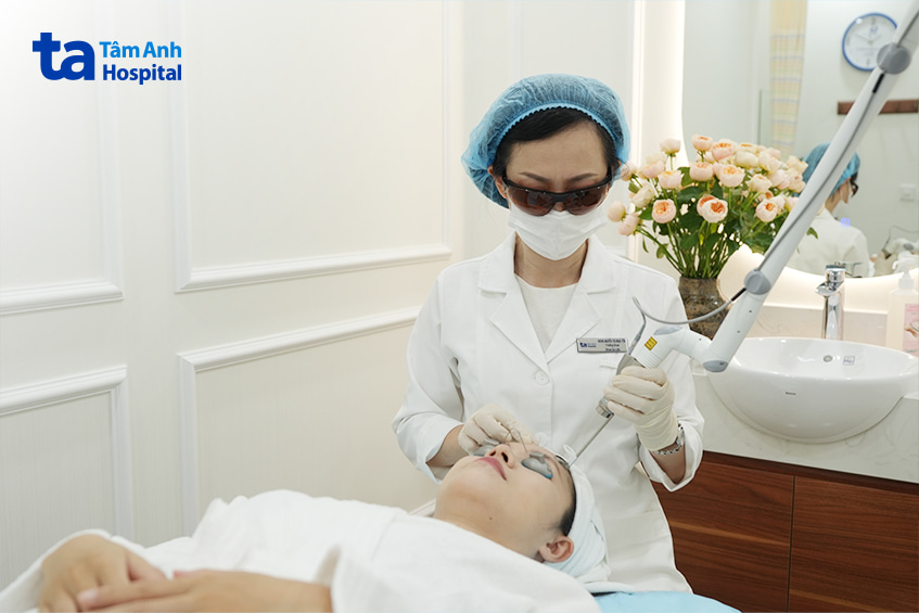 Bác sĩ điều trị u tuyến mồ hôi bằng laser cho bệnh nhân tại bệnh viện Tâm Anh