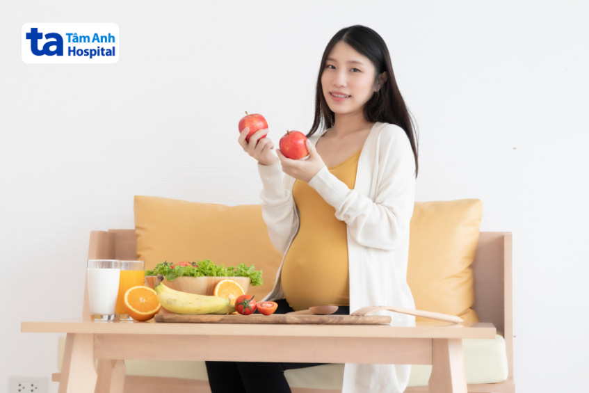 Bà bầu 3 tháng giữa nên ưu tiên trái cây tươi sạch thay vì thực phẩm có nguy cơ gây hại cho thai nhi