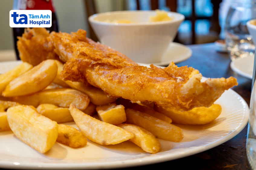 Món cá chiên kèm khoai tây chiên giàu chất béo, yếu tố nguy cơ hình thành sỏi mật