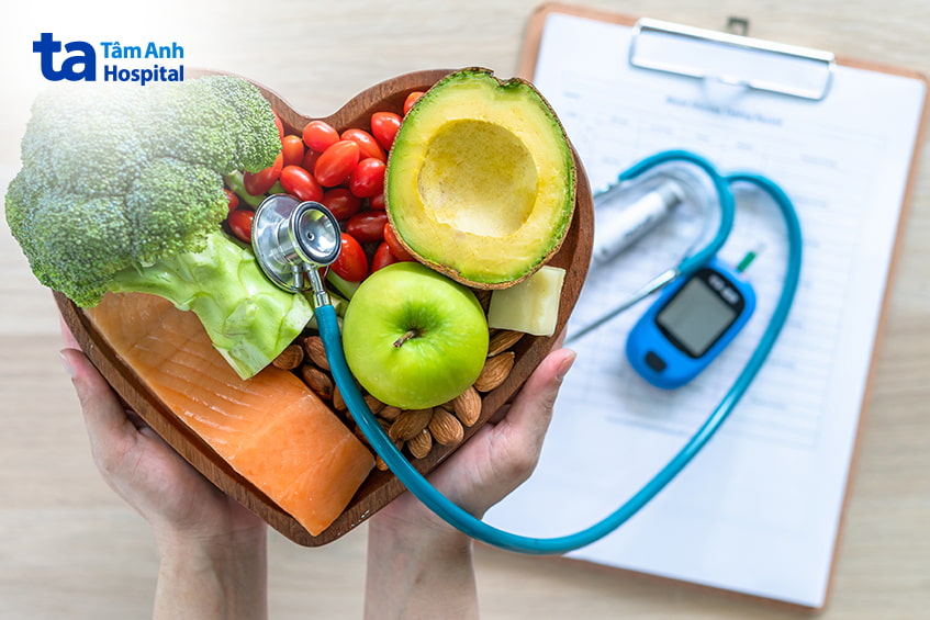 Thực phẩm tốt cho người tiểu đường như rau xanh, cá hồi, quả bơ và máy đo đường huyết