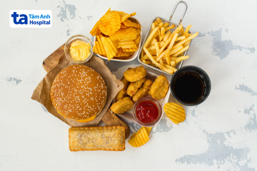 Đồ ăn nhanh nhiều dầu mỡ như khoai tây chiên, hamburger, gà rán là nhóm thực phẩm nên tránh