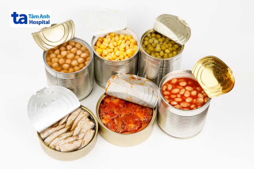 Các loại đồ hộp như cá hộp, đậu hộp chứa nhiều muối và phụ gia không tốt cho bà bầu 3 tháng giữa