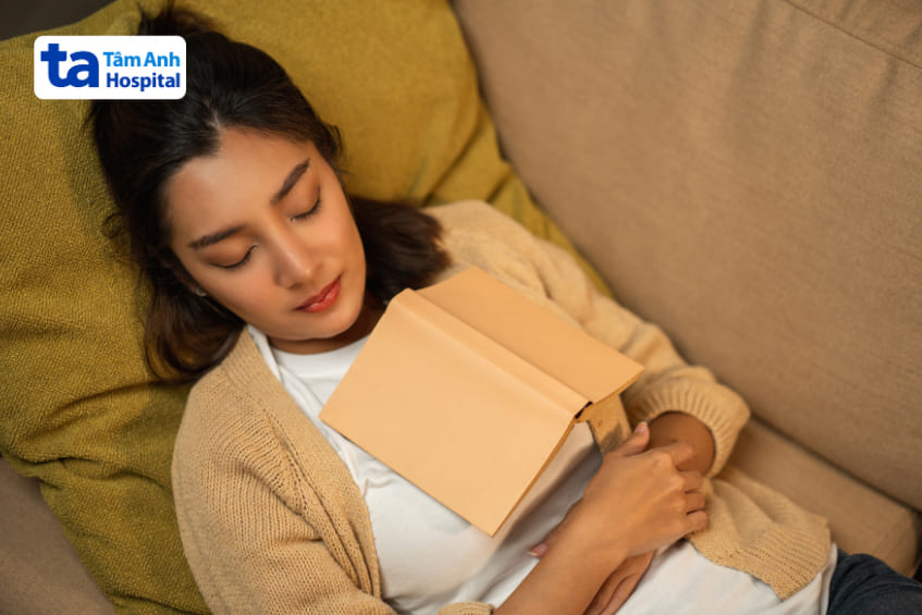 đọc sách và nghe nhạc trước khi ngủ