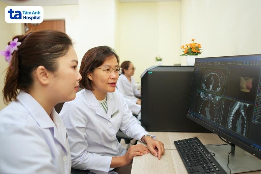 BS.CKII Bùi Lê Phước Thu Thảo đang cùng kỹ sư xạ trị lên kế hoạch điều trị cho người bệnh tại Khoa Xạ trị, Bệnh viện Đa khoa Tâm Anh TP.HCM. 