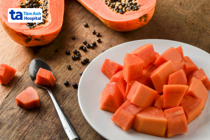 Đĩa đu đủ chín cắt miếng, loại trái cây giàu enzyme hỗ trợ hoạt động túi mật