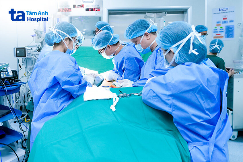 ekip đang thực hiện phẫu thuật