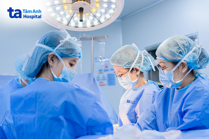 ê-kíp mổ lấy thai cho thai phụ