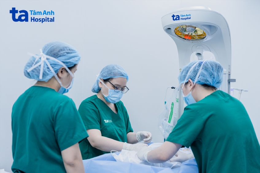 êkíp sơ sinh kiểm tra sức khỏe của bé ngay sau sinh