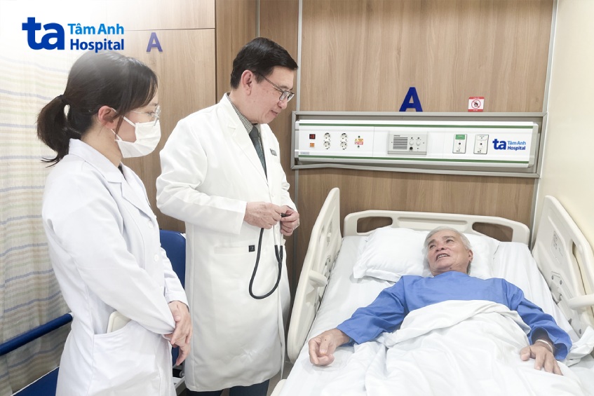 Giáo sư Võ Thành Nhân kiểm tra sức khỏe cho bệnh nhân sau 4 giờ can thiệp