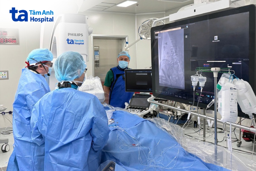 giáo sư võ thành nhân cùng ê kíp cấy van động mạch chủ