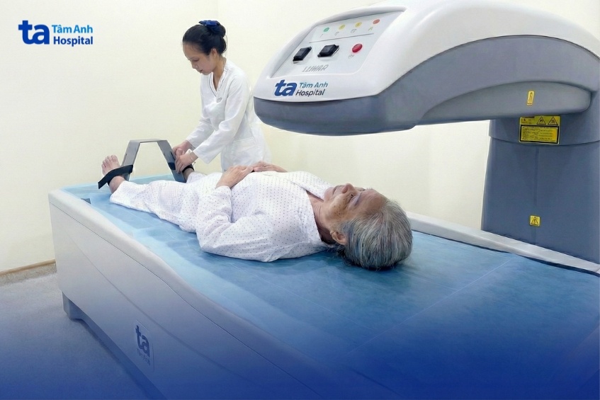Hệ thống máy đo mật độ xương Prodigy DEXA Scanner (Mỹ) giúp tầm soát, phát hiện sớm loãng xương