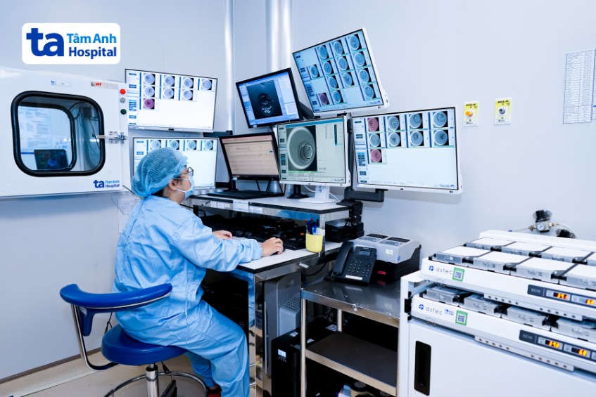 Hệ thống tủ nuôi cấy phôi trang bị camera quan sát liên tục tích hợp trí tuệ nhân tạo giúp quan sát toàn diện quá trình phát triển của phôi thai