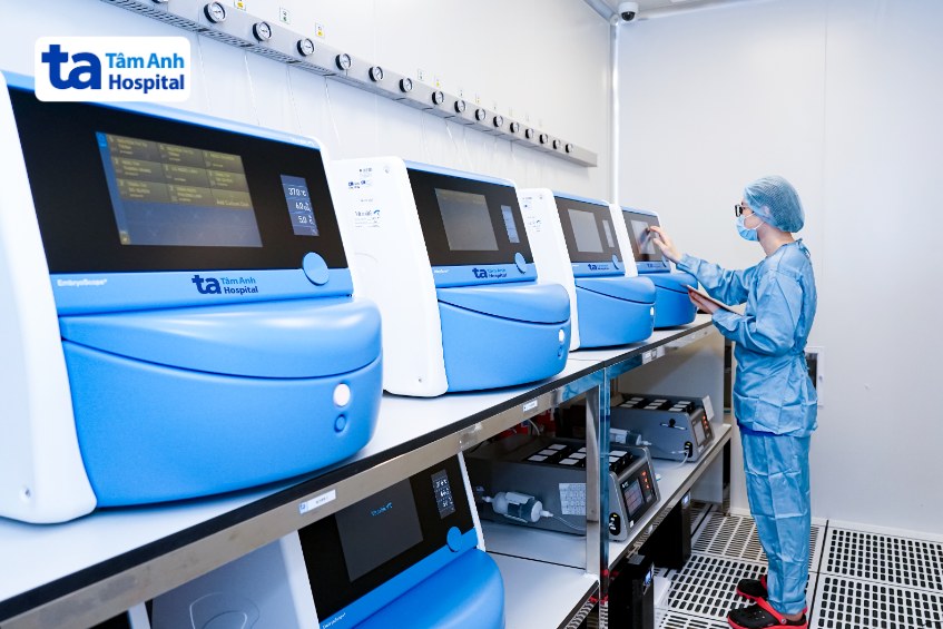 Hệ thống tủ nuôi cấy trang bị camera quan sát liên tục và tích hợp phần mềm trí tuệ nhân tạo (AI) tại IVF Tâm Anh TP.HCM