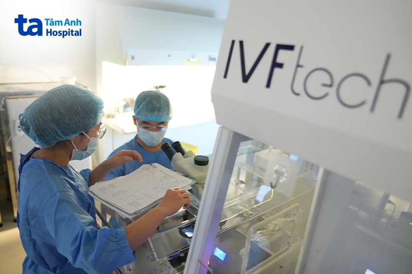 học viên được hướng dẫn và thực hành tại phòng lab của trung tâm hỗ trợ sinh sản, bvđk tâm anh hà nội 1