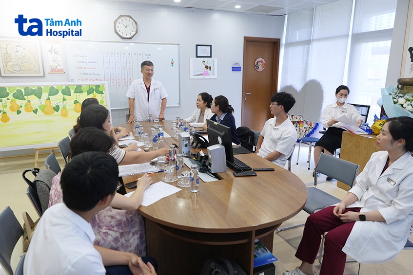 học viên được hướng dẫn và thực hành tại phòng lab của trung tâm hỗ trợ sinh sản, bvđk tâm anh hà nội