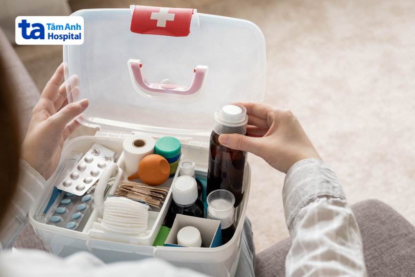 Hộp dụng cụ y tế chứa thuốc và vật dụng chăm sóc sức khỏe tại nhà