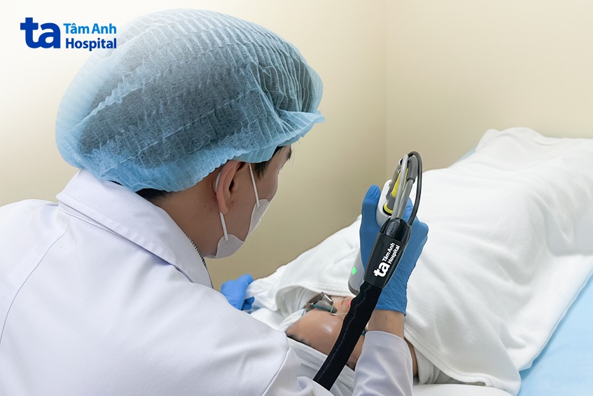 khách hàng đang được điều trị