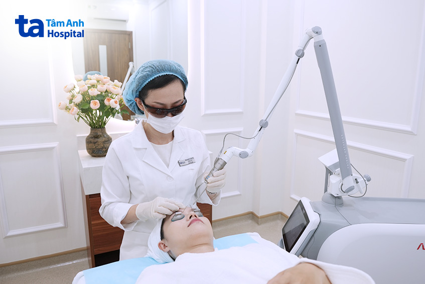 khách hàng được bác sĩ thực hiện làm đẹp