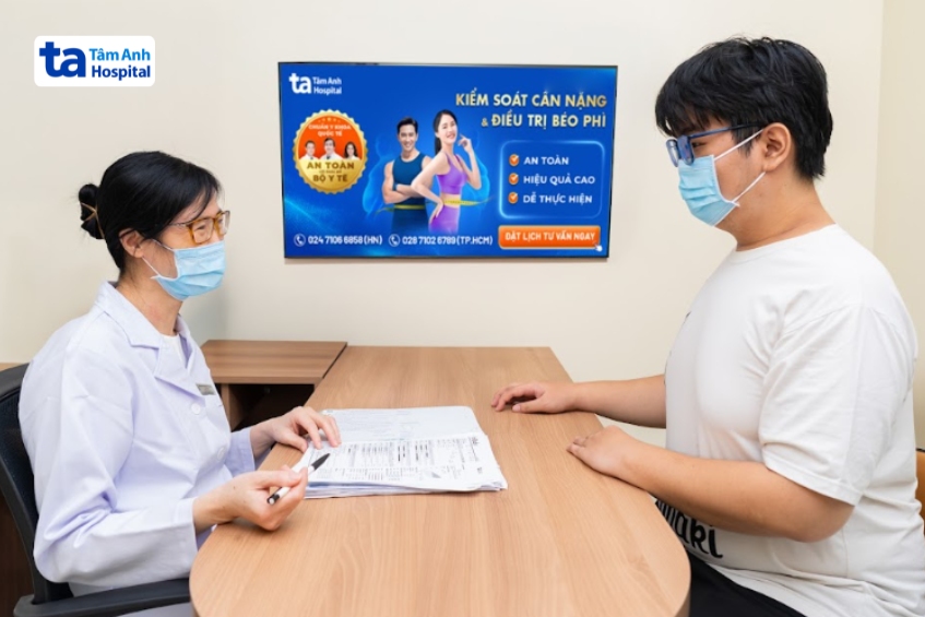 khách hàng được bác sĩ tư vấn chuyên sâu về sức khỏe và kiểm soát cân nặng tại bvđk tâm anh tp.hcm