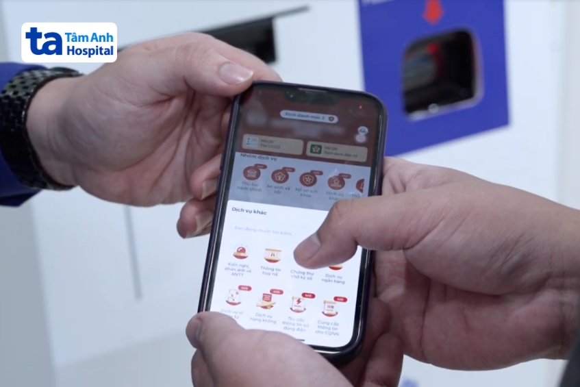 khách hàng tại BVĐK Tâm Anh TP.HCM được hướng dẫn đăng ký chữ ký số VNeID, khám chữa bệnh nhanh, không giấy tờ