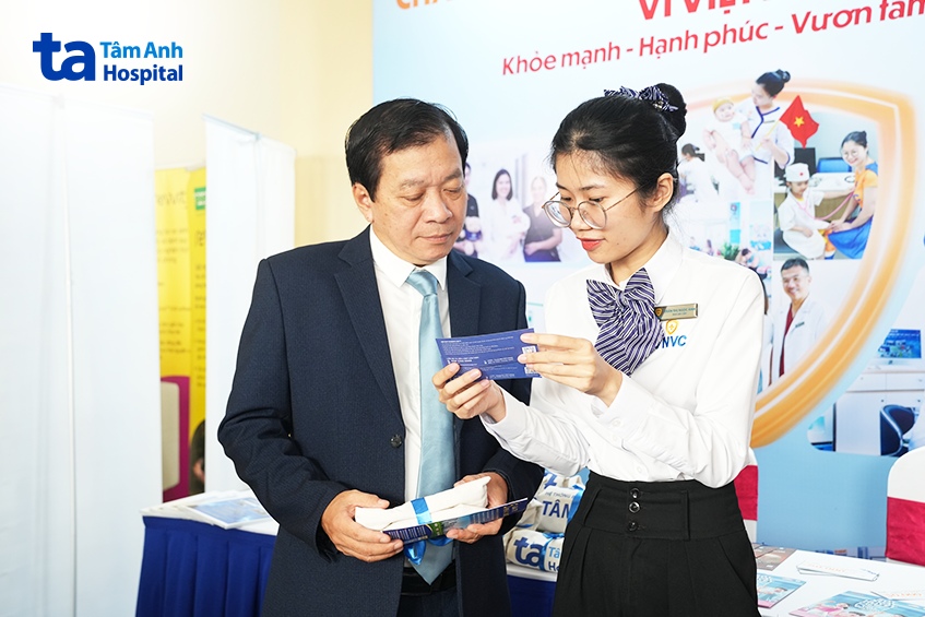 khách mời và chuyên gia trong ngành tới và tham quan không gian triển lãm của hệ thống bệnh viện đa khoa tâm anh (1)