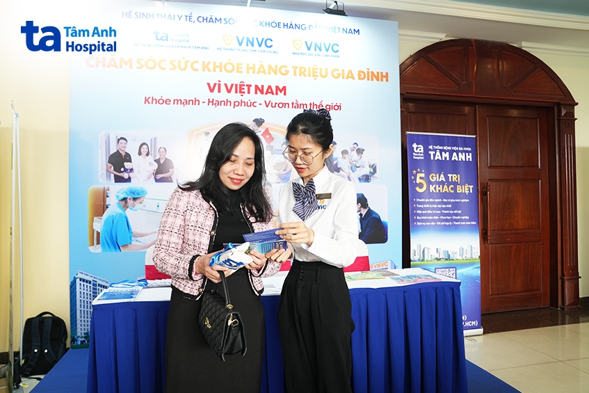 khách mời và chuyên gia trong ngành tới và tham quan không gian triển lãm của hệ thống bệnh viện đa khoa tâm anh (2)