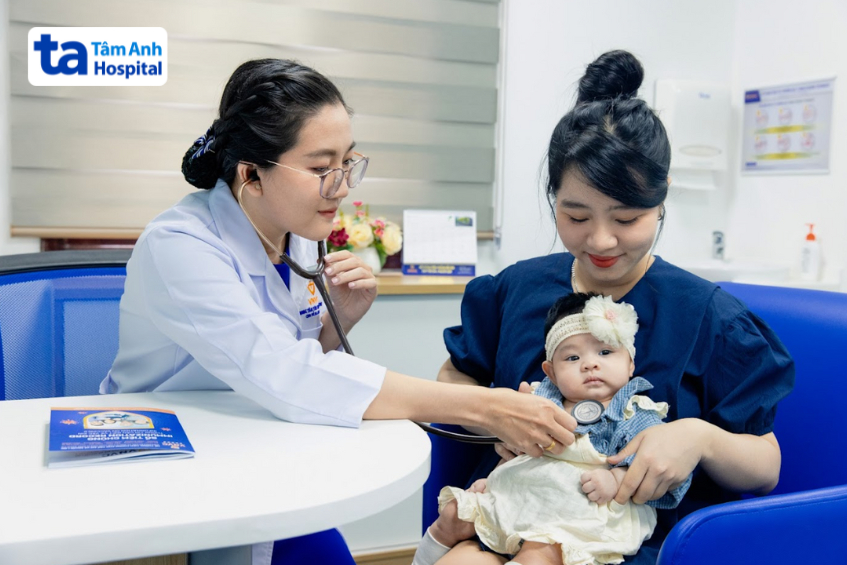 bác sĩ đang khám sức khỏe bé trước khi tiêm vắc xin