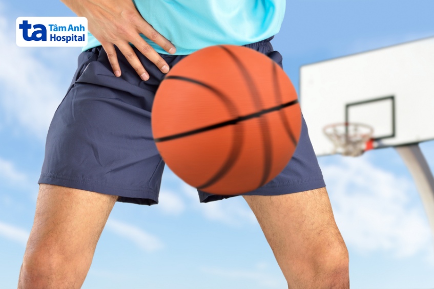 Khi chơi thể thao bị va đập mạnh vào vùng kín có thể làm tinh hoàn bị dập hoặc vỡ