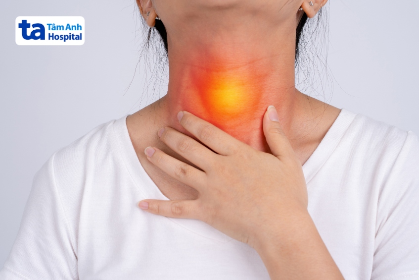 khối u phát triển to hơn hoặc xâm lấn mô lân cận