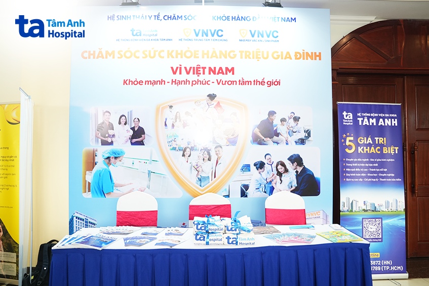 Không gian triển lãm của Hệ thống Bệnh viện Đa Khoa Tâm Anh tại Hội nghị tổng kết công tác bà mẹ, trẻ em/chăm sóc sức khỏe sinh sản năm 2025 và phương hướng nhiệm vụ năm 2026