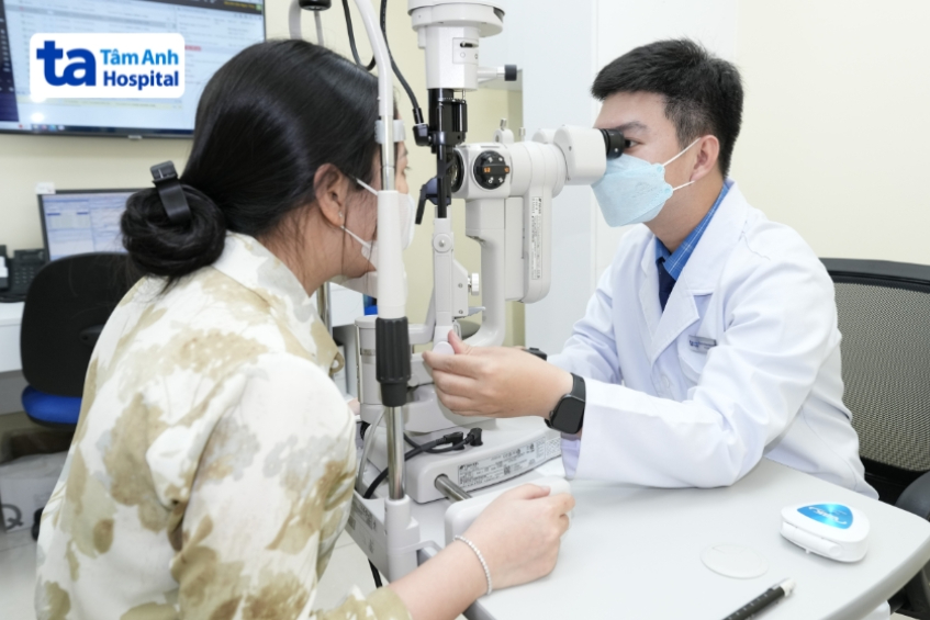 Kiểm tra mắt khách hàng