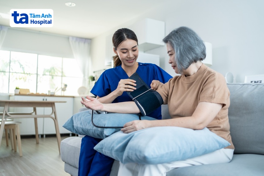 kiểm tra sức khỏe và huyết áp thường xuyên