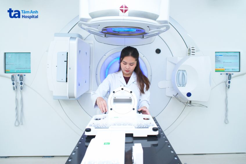 kỹ sư nguyễn thị thể lam kiểm tra máy gia tốc tuyến tính trước khi vận hành xạ trị cho người bệnh