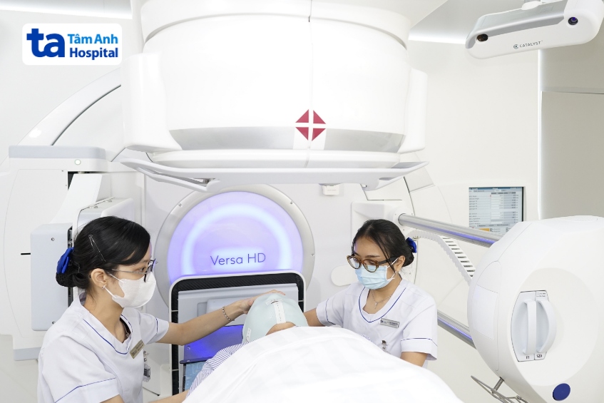 kỹ thuật viên đang chuẩn bị xạ trị cho một người bệnh