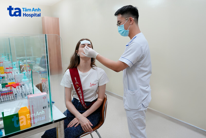 kỹ thuật viên lấy mẫu xét nghiệm cúm