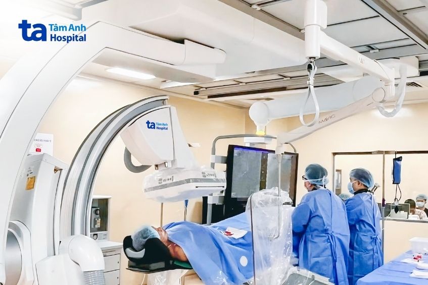 lấy huyết khối ở não bằng hệ thống chụp mạch DSA.