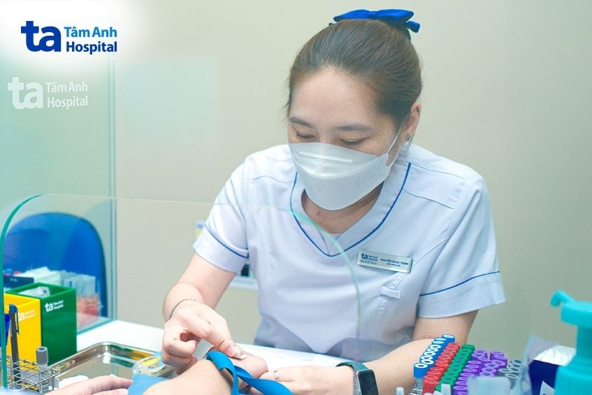 lấy máu xét nghiệm gen cho các cặp đôi