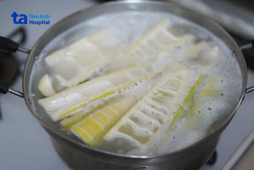 Măng tươi được luộc trong nồi nước sôi để loại bỏ độc tố trước khi chế biến