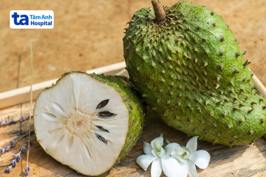 Phụ nữ mang thai chọn mua mãng cầu trong siêu thị