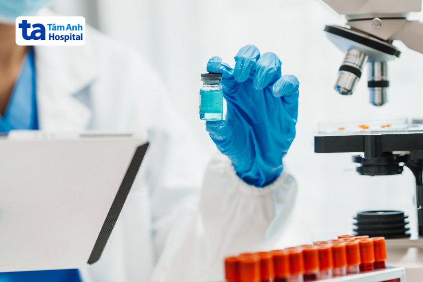 mẫu mô nhỏ sẽ được mang đi kiểm tra giúp xác định sự hiện diện của tế bào ung thư 