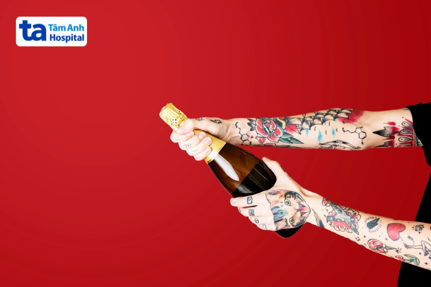 màu xăm tối dễ xóa hơn mực đỏ