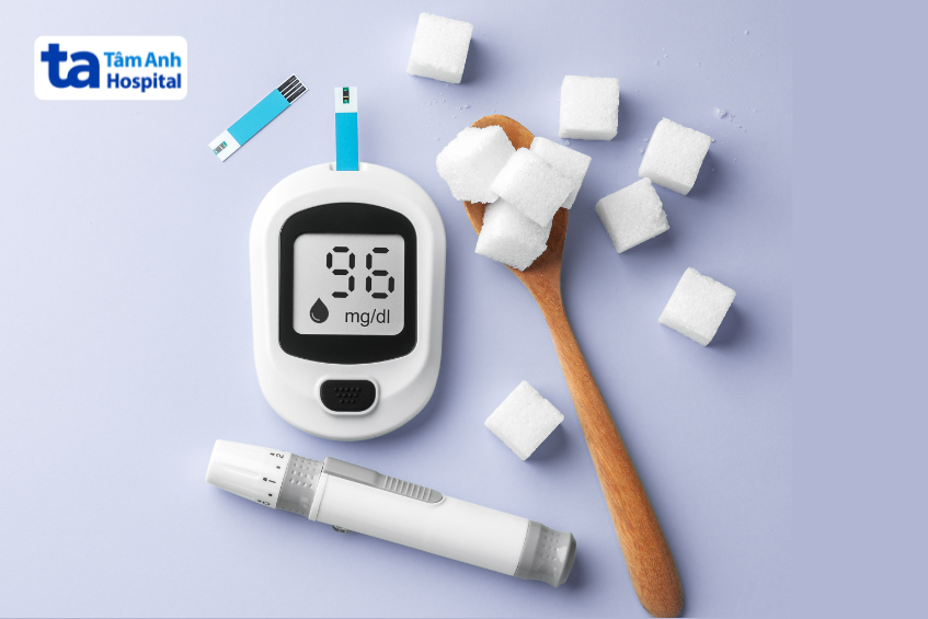 Máy đo đường huyết hiển thị 96 mg/dl bên cạnh viên đường và bút tiêm insulin