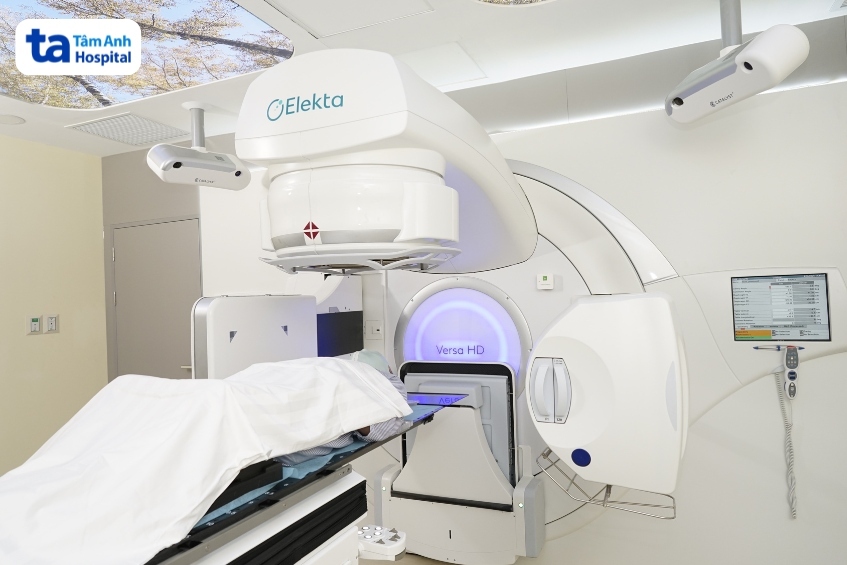 máy gia tốc tuyến tính versa hd (elekta, thụy điển) sử dụng tia xạ kiểm soát chính xác để tiêu diệt tế bào ung thư