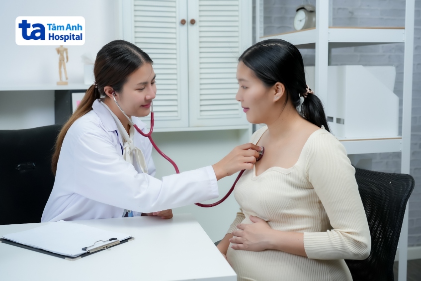 mẹ bầu bị cúm 3 tháng cuối cần thăm khám bác sĩ khi có các triệu chứng bất thường