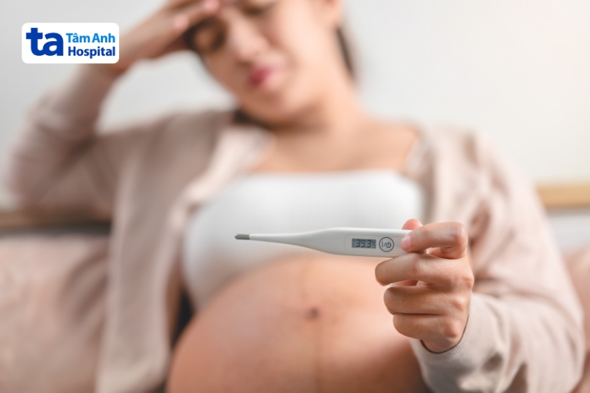 mẹ bầu bị cúm 3 tháng cuối có thể dẫn đến tình trạng sốt cao kéo dài