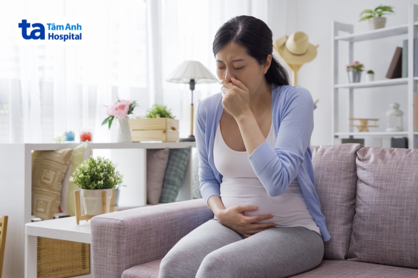 mẹ bầu bị cường giáp thoáng qua trong thai kỳ thường buồn nôn