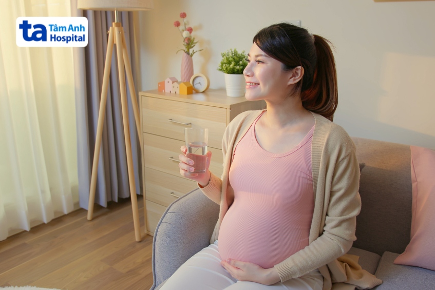 mẹ bầu cần bổ sung nhiều nước để làm dịu cổ họng, cải thiện triệu chứng