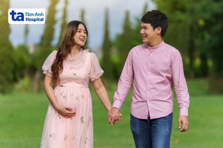 Mẹ bầu đi bộ nhẹ nhàng giúp tăng cường sức khỏe, hỗ trợ thai nhi phát triển tốt giai đoạn 3 tháng giữa